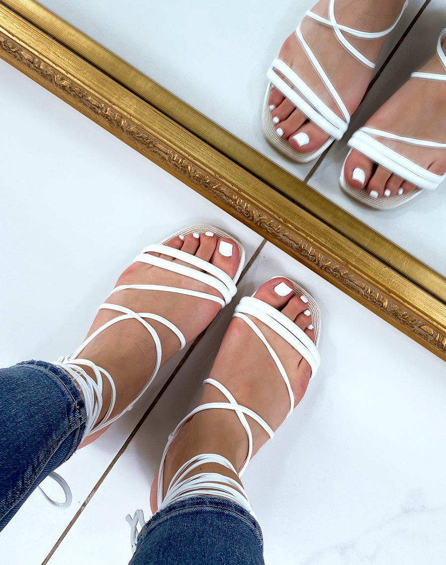 Nu-pieds blancs à multiples brides à semelle en jute