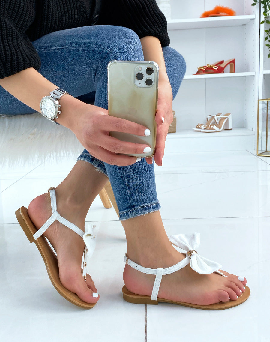 Nu-pieds blancs à nœud et détails dorés