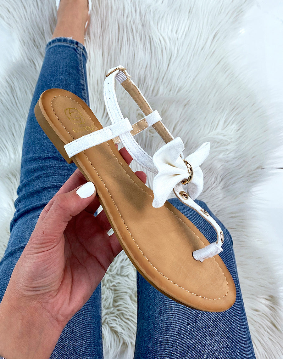 Nu-pieds blancs à nœud et détails dorés