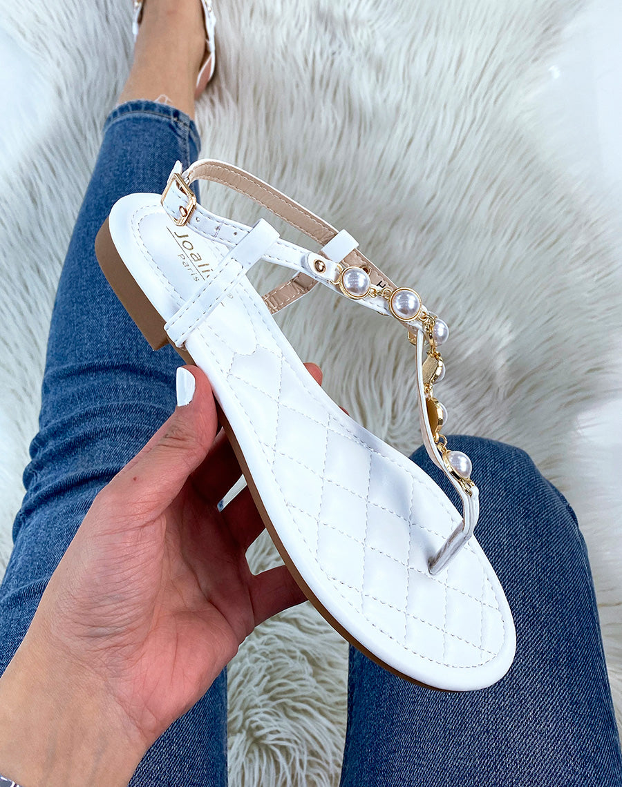 Nu-pieds blancs ornés de perles blanches