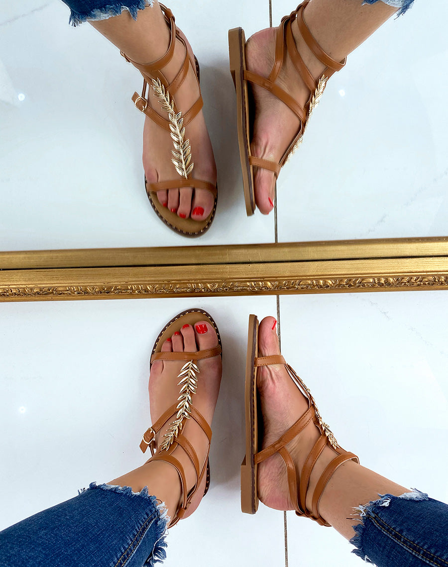 Nu-pieds camel avec détail en forme de feuille dorée