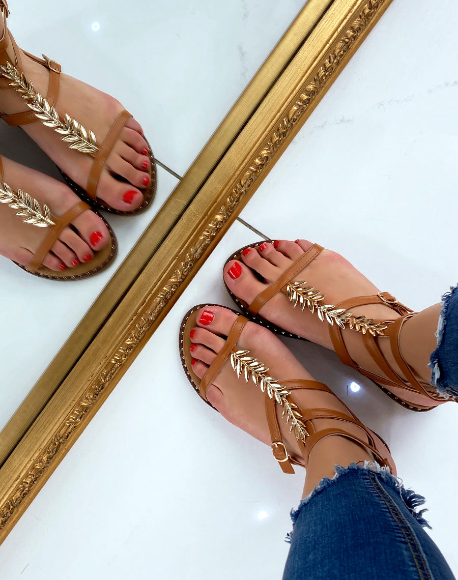 Nu-pieds camel avec détail en forme de feuille dorée
