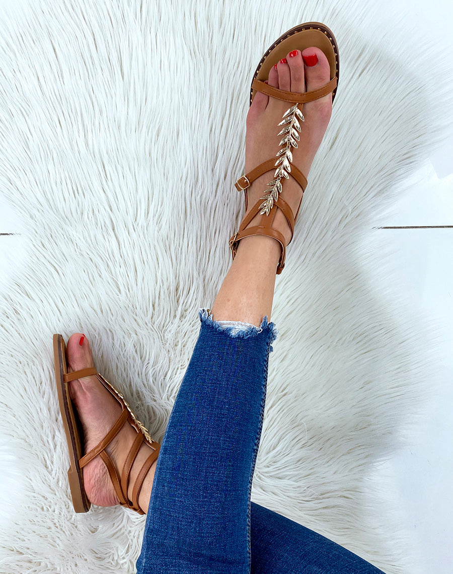 Nu-pieds camel avec détail en forme de feuille dorée