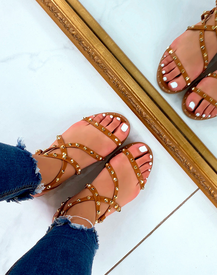 Nu-pieds camel cloutées à multiples brides