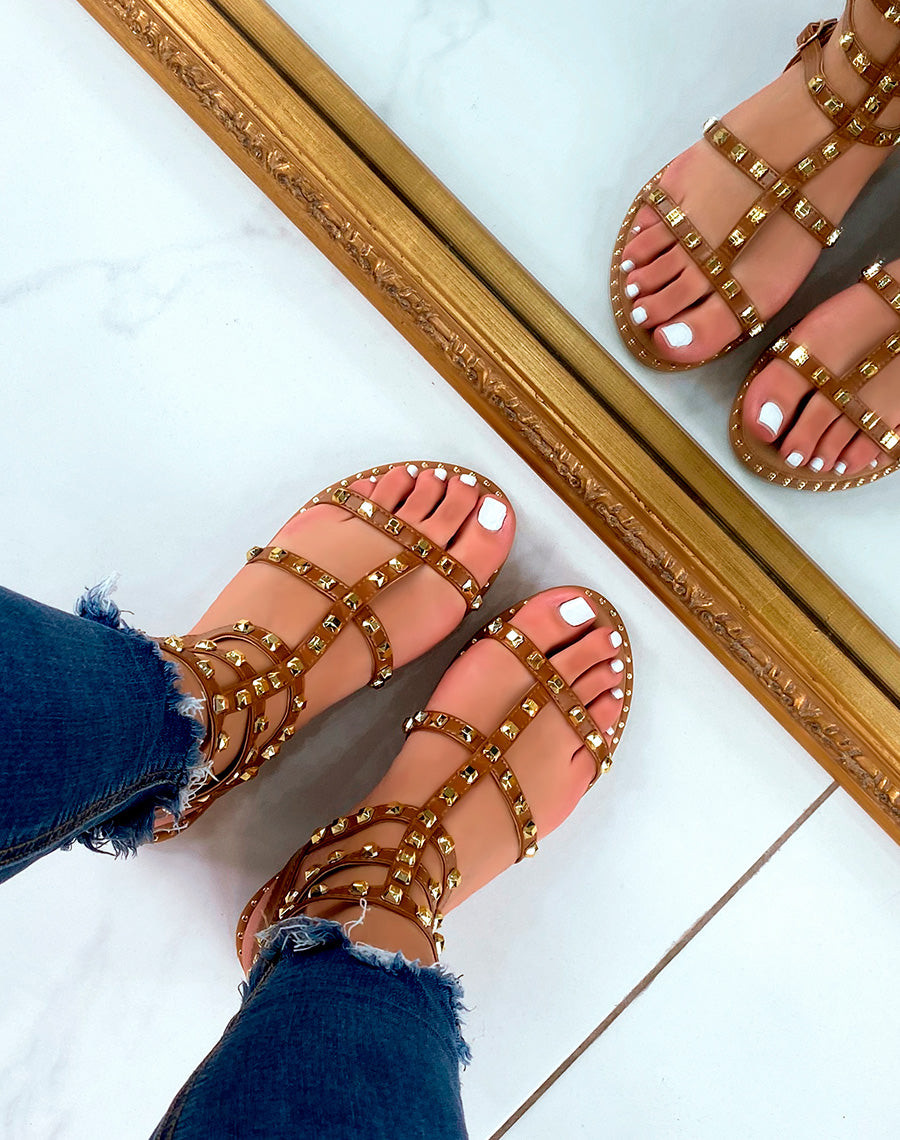 Nu-pieds camel cloutés style spartiate