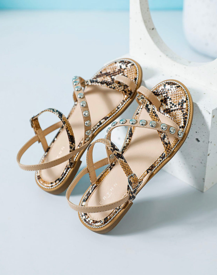 Nu-pieds camel à détail clouté