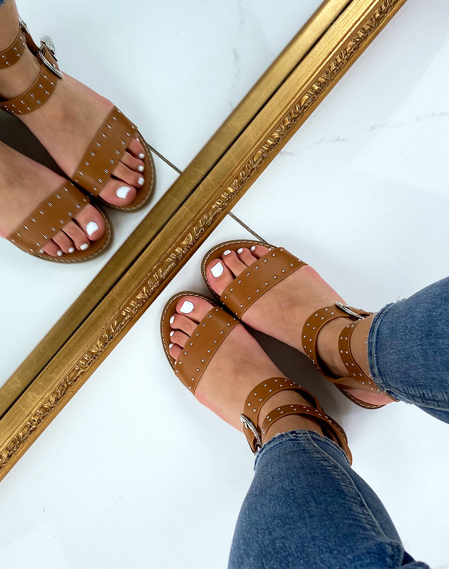 Nu-pieds camel à détails cloutés