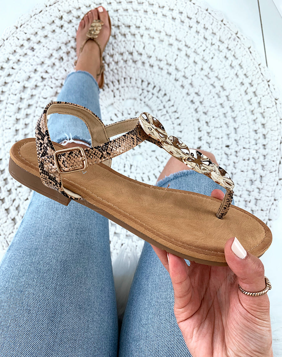 Nu-pieds camel effet peau de serpent à bijoux dorée