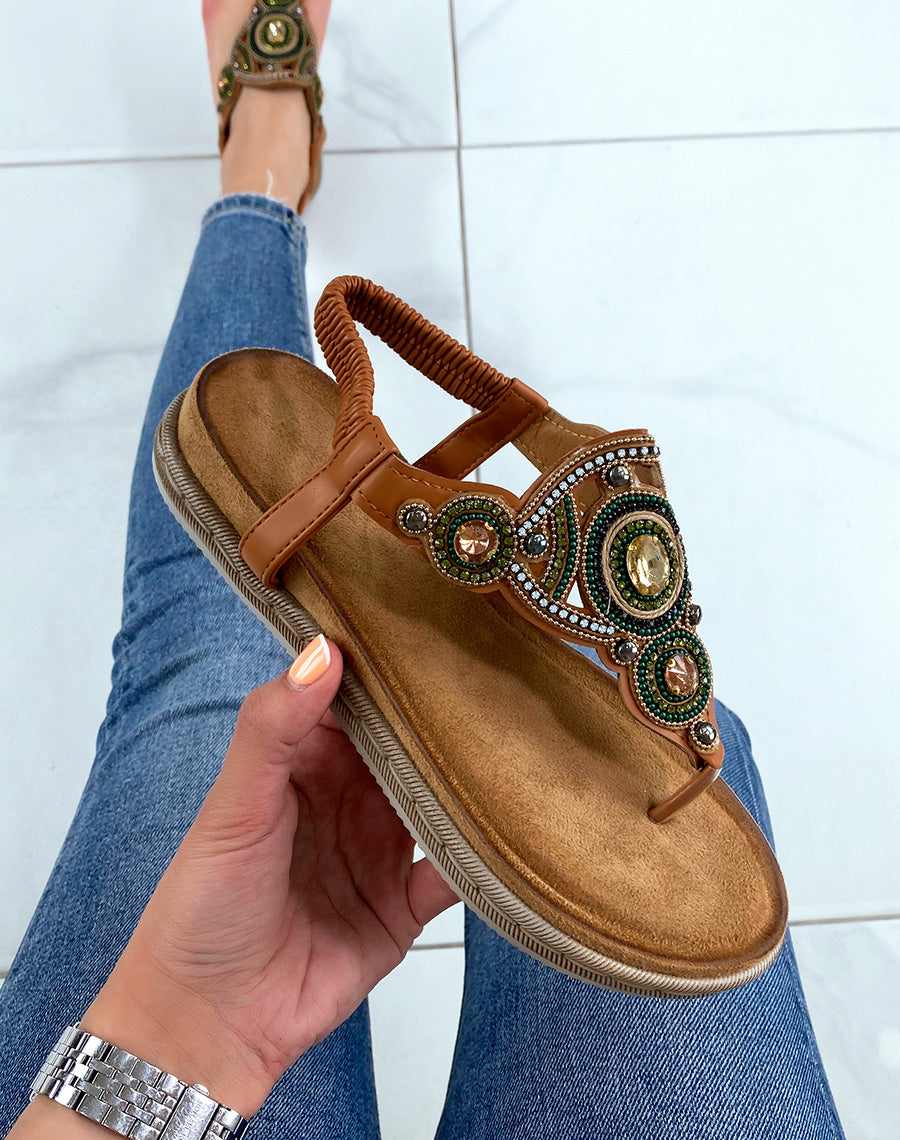 Nu-pieds camel à entre-doigt orné de bijoux blancs verts et dorés