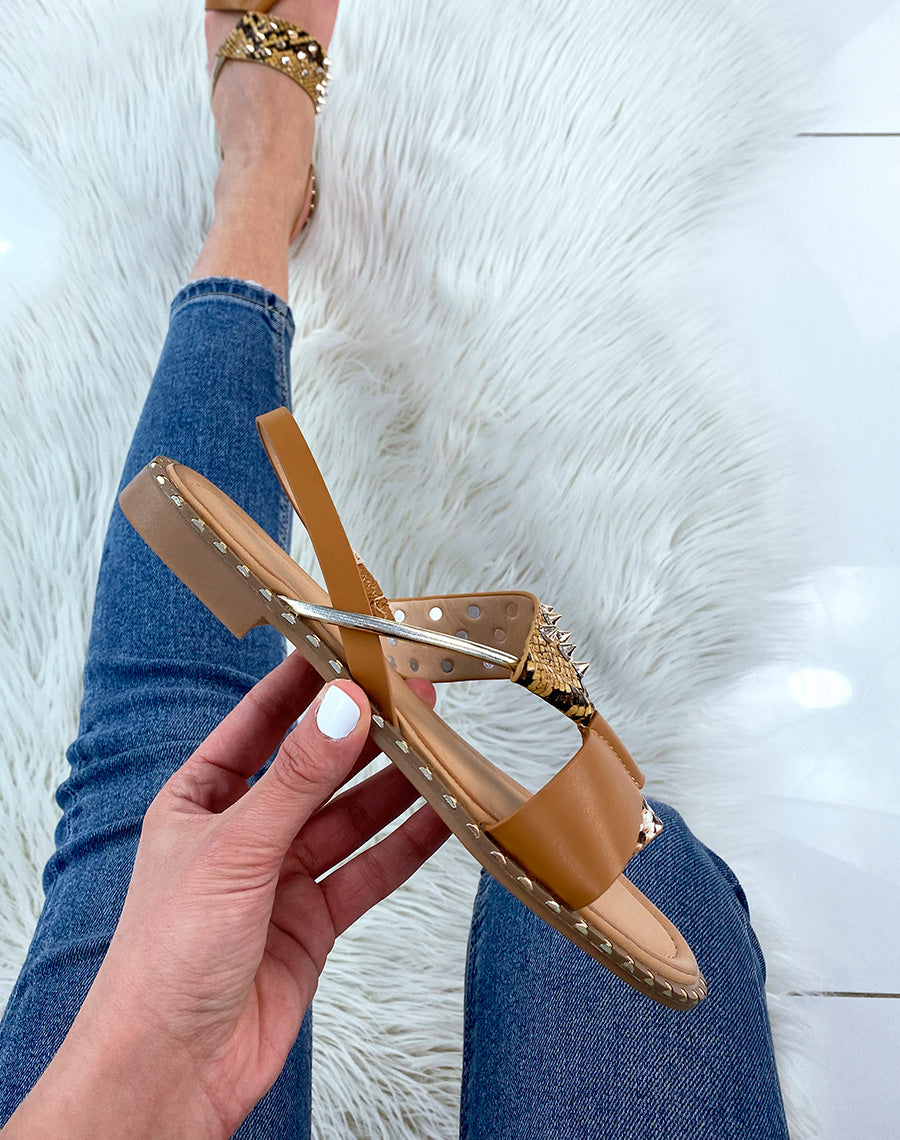 Nu-pieds camel et effet snake ornés de clous