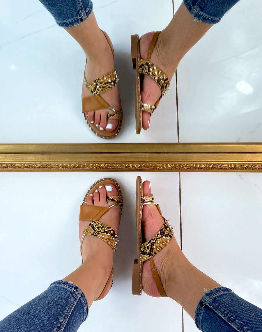 Nu-pieds camel et effet snake ornés de clous