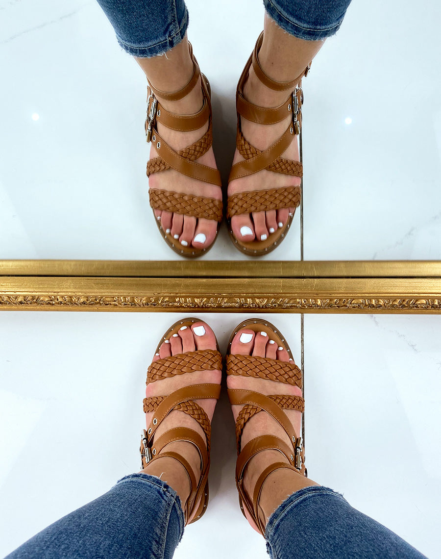 Nu-pieds camel à multiples brides tressées et lisses