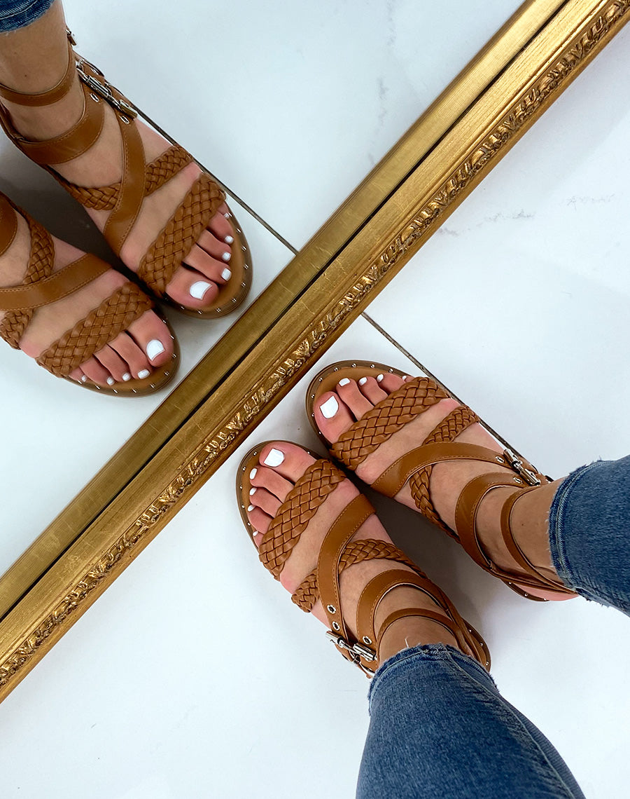 Nu-pieds camel à multiples brides tressées et lisses