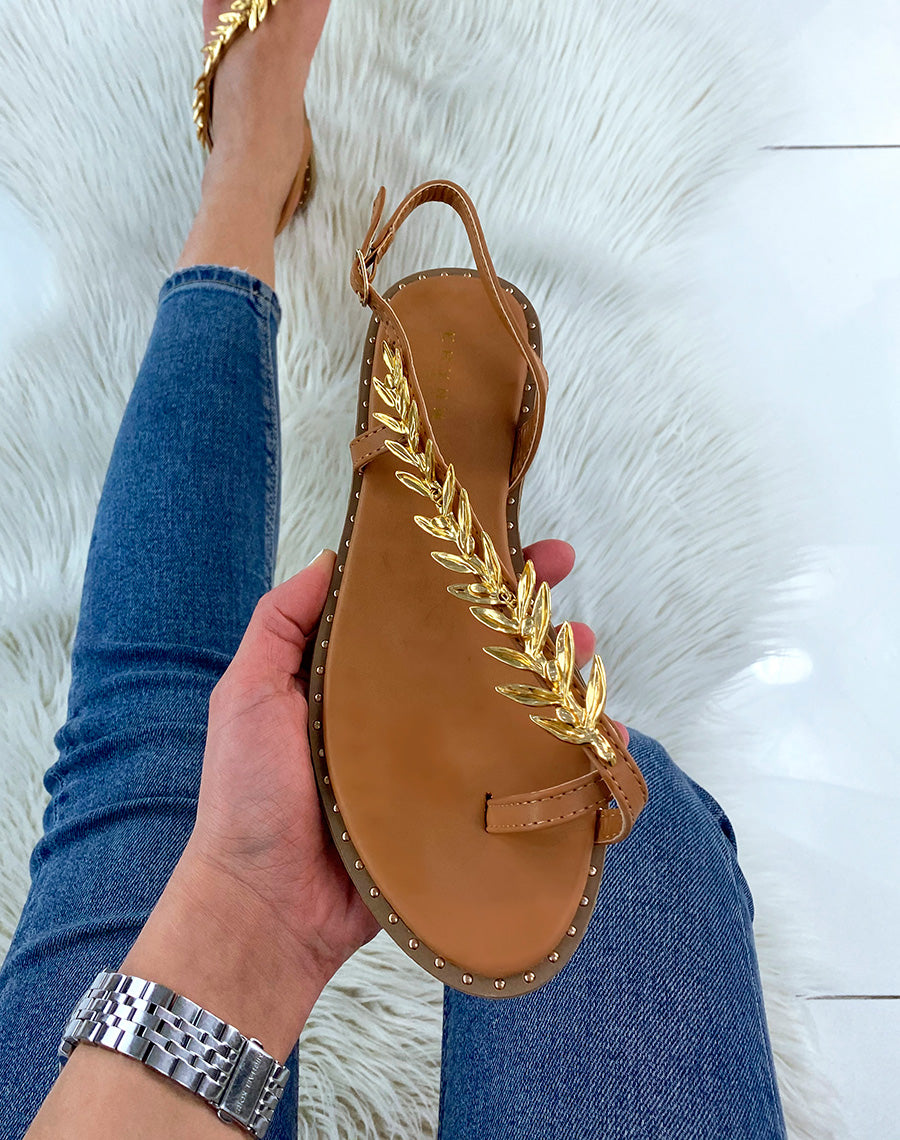 Nu-pieds camel ornés d’un bijou doré en forme de laurier