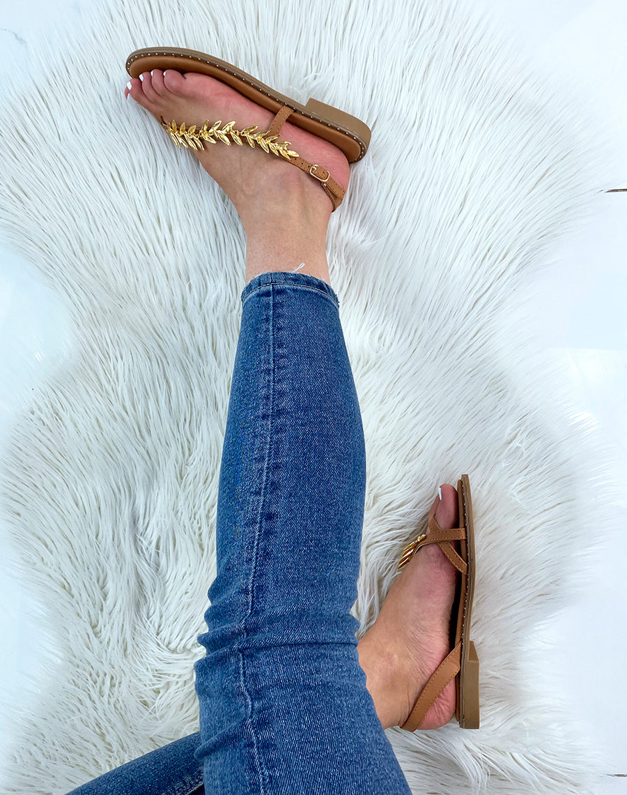 Nu-pieds camel ornés d’un bijou doré en forme de laurier