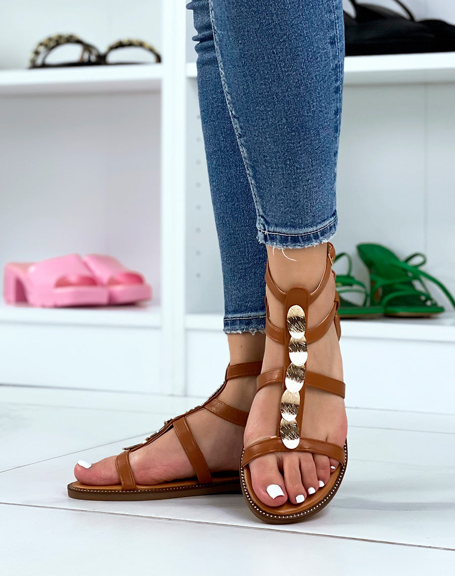 Nu-pieds camel à pièces dorés et multiples brides