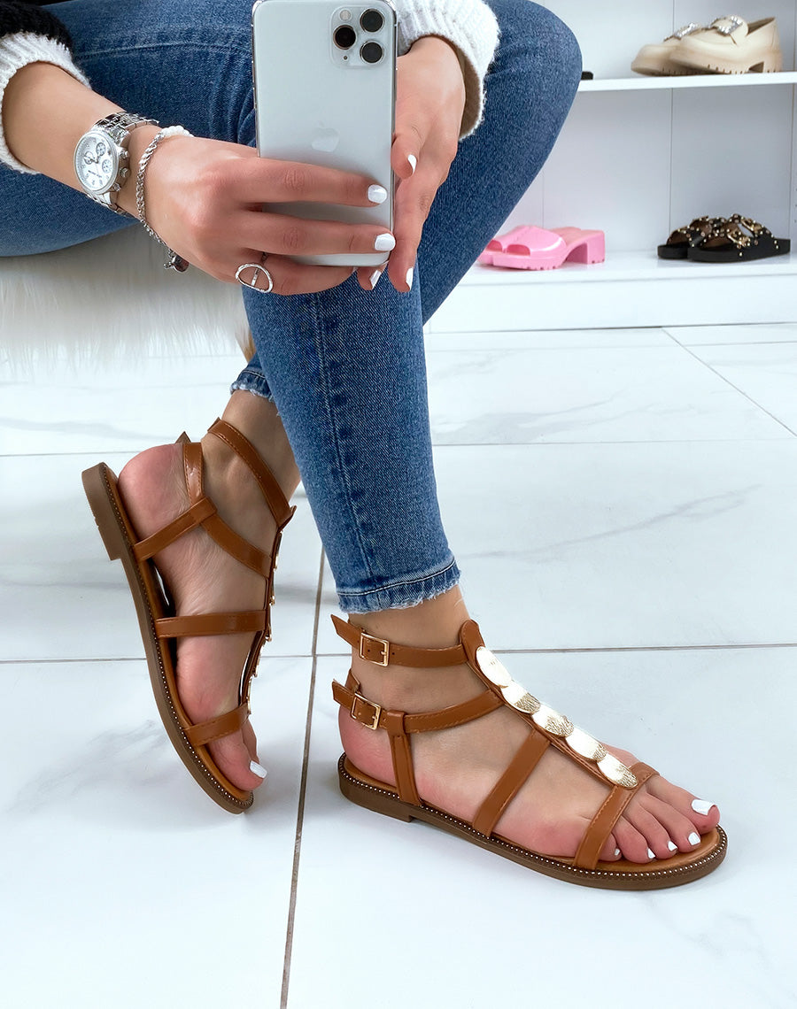 Nu-pieds camel à pièces dorés et multiples brides