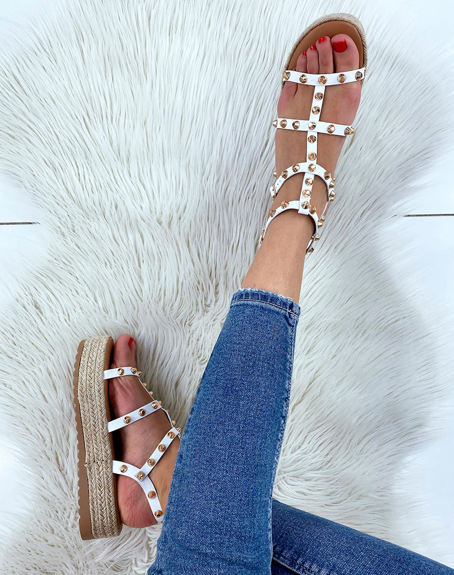 Nu-pieds compensés blancs cloutés