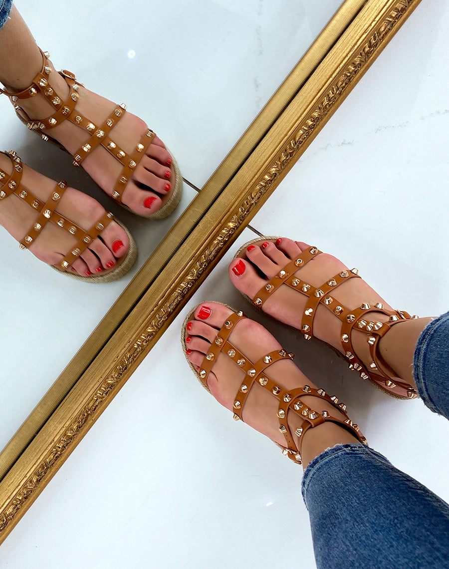 Nu-pieds compensés camel cloutés