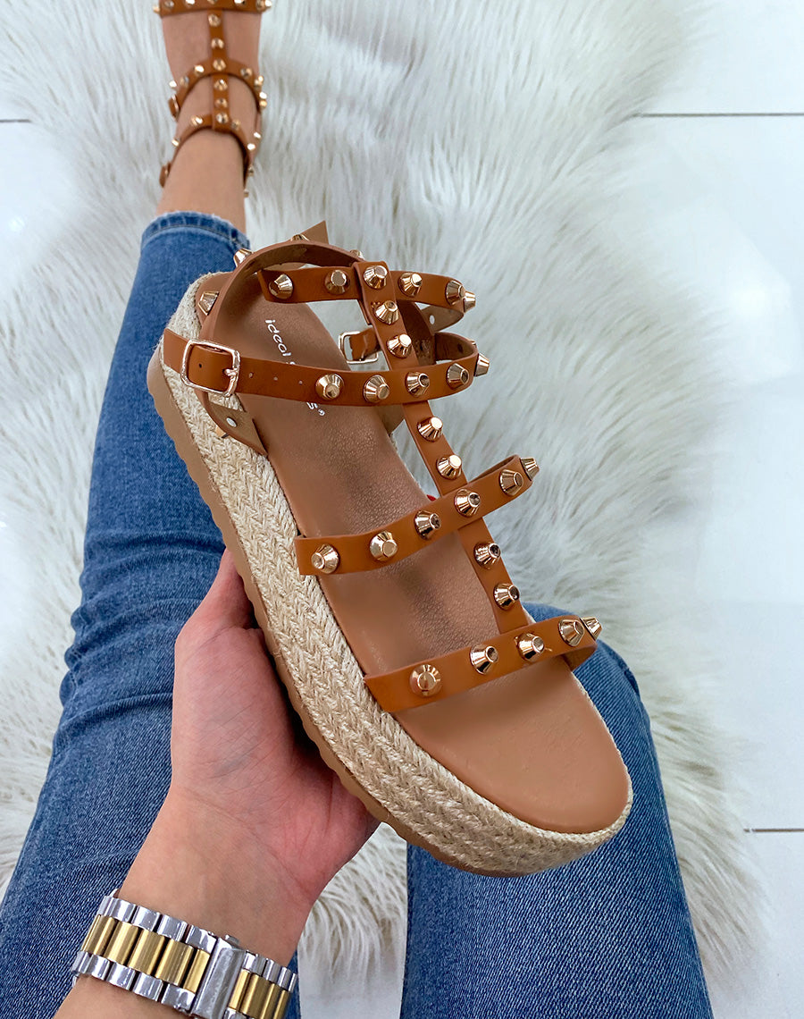 Nu-pieds compensés camel cloutés