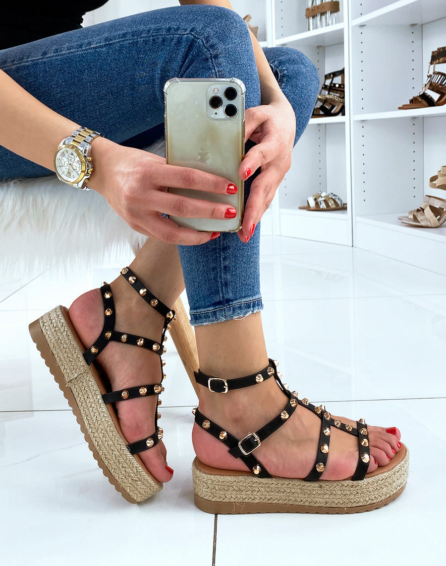 Nu-pieds compensés noirs cloutés