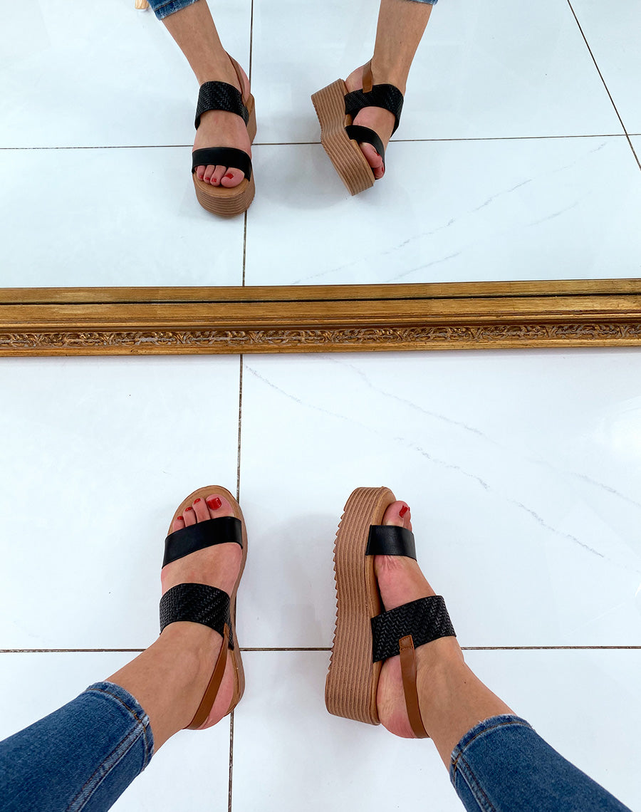 Nu-pieds compensés noirs et camel
