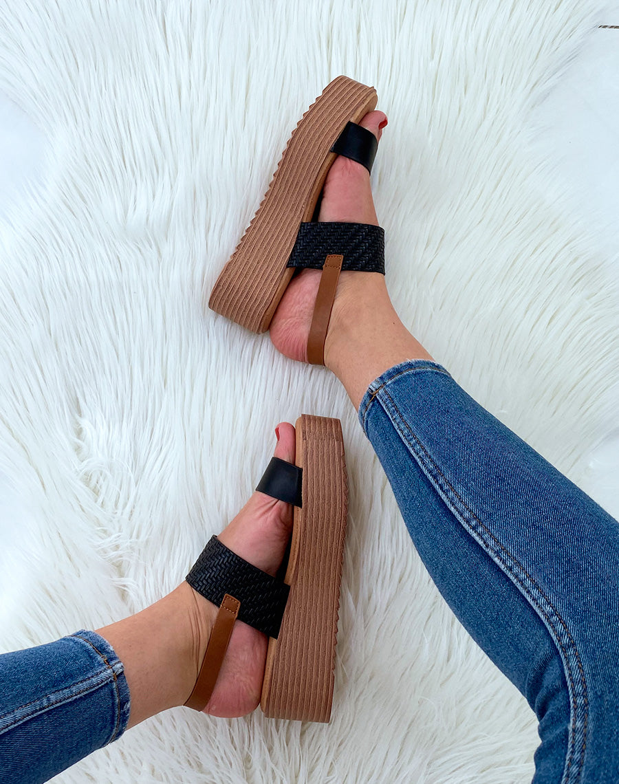 Nu-pieds compensés noirs et camel