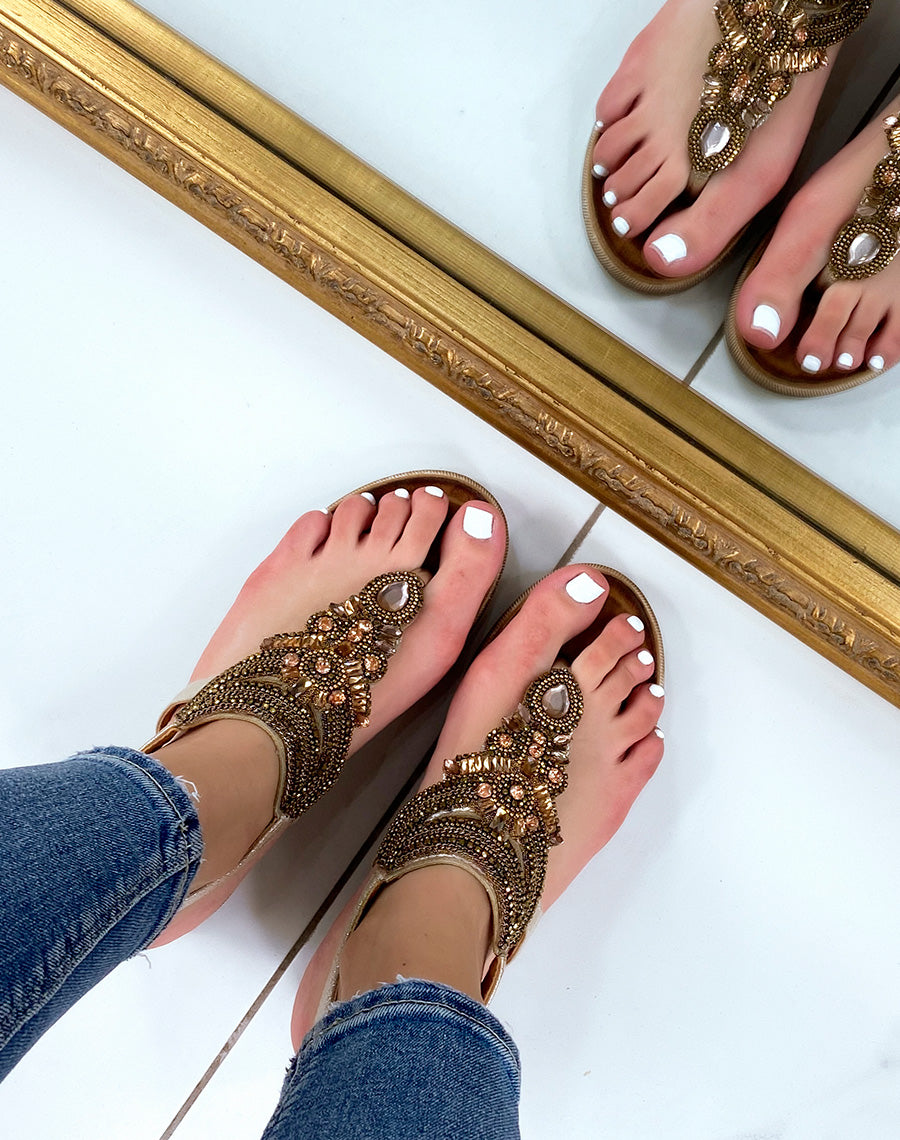 Nu-pieds dorées à entre-doigt orné de bijoux oranges roses et dorés