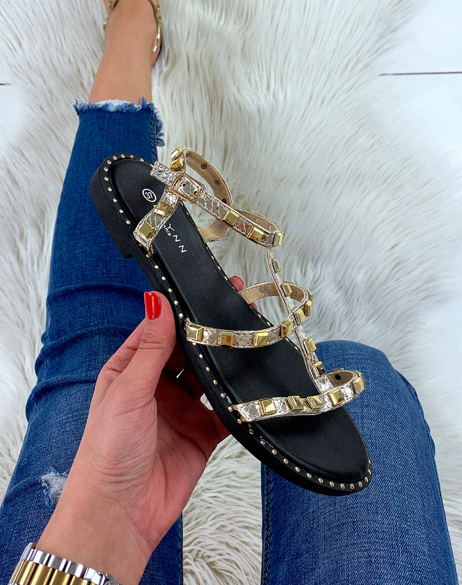 Nu-pieds dorées à petits détails cloutés