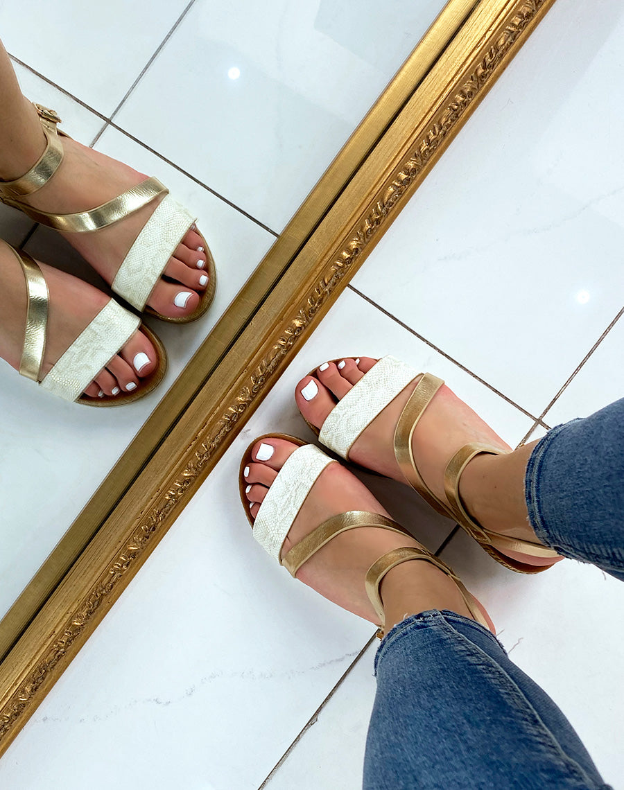 Nu-pieds dorés à bride blanche effet snake