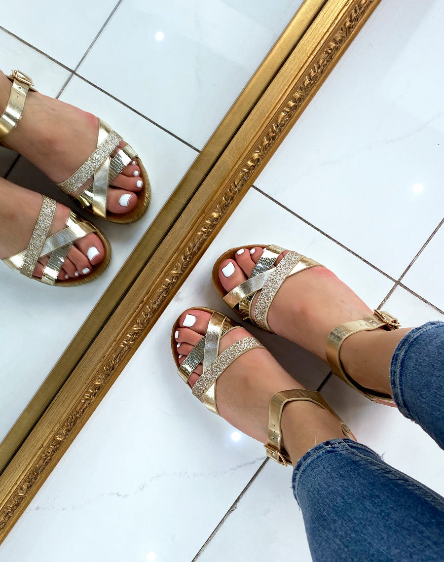 Nu-pieds dorés à brides entrecroisées