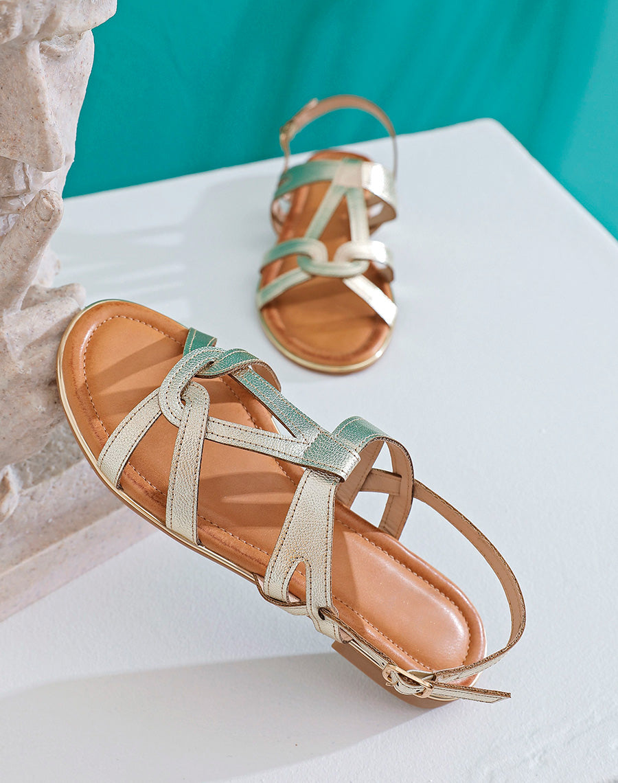 Nu-pieds dorés brillants à lanières bouclées