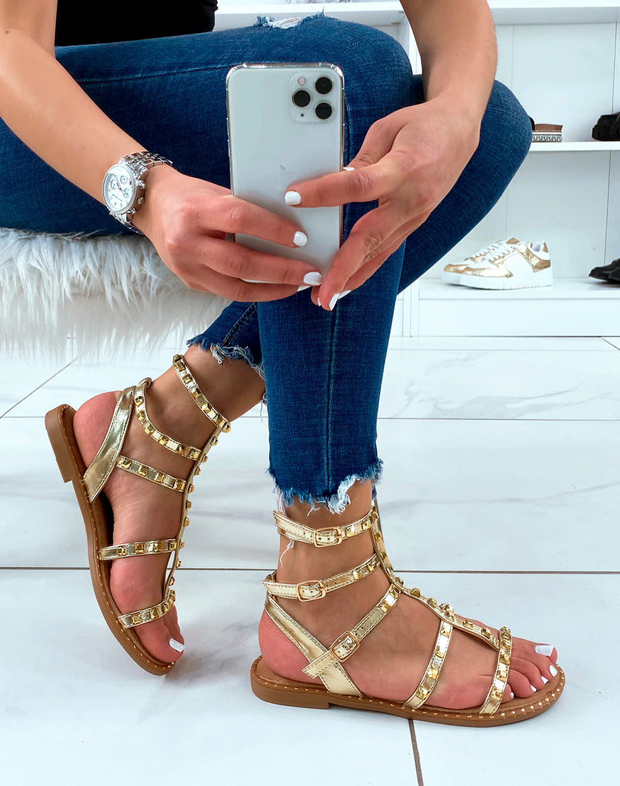 Nu-pieds dorés cloutés style spartiate