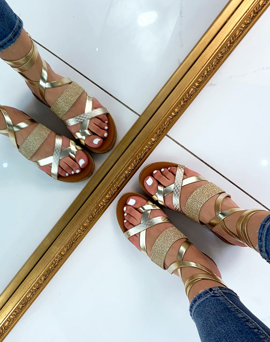 Nu-pieds dorés en cuir à brides entrecroisées