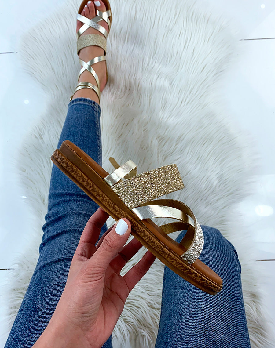 Nu-pieds dorés en cuir à brides entrecroisées