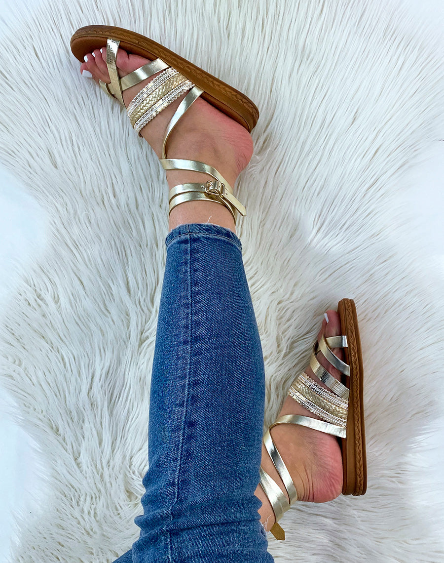 Nu-pieds dorés en cuir à multiples brides