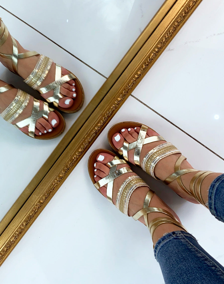 Nu-pieds dorés en cuir à multiples brides