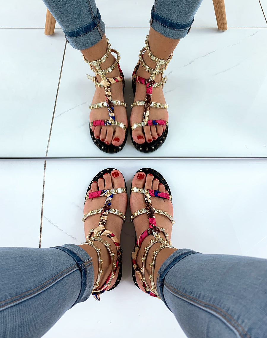 Nu-pieds dorés à lanières ornées de clous avec détails foulard