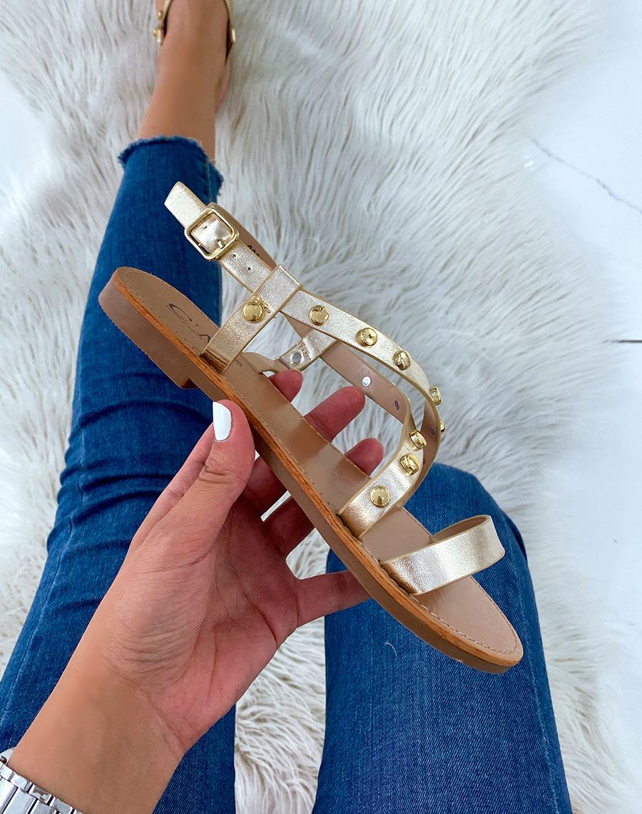 Nu-pieds dorés à multiples brides et détails cloutés