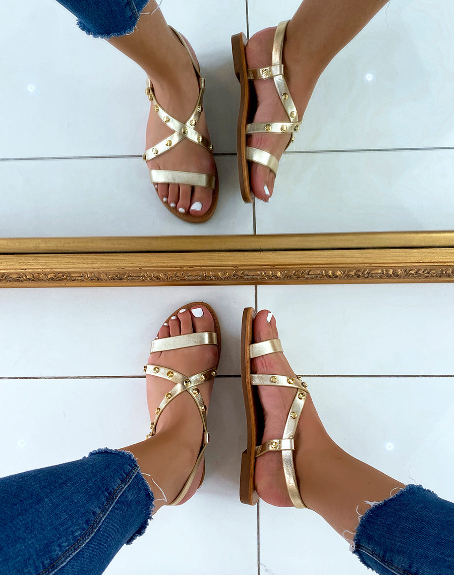 Nu-pieds dorés à multiples brides et détails cloutés