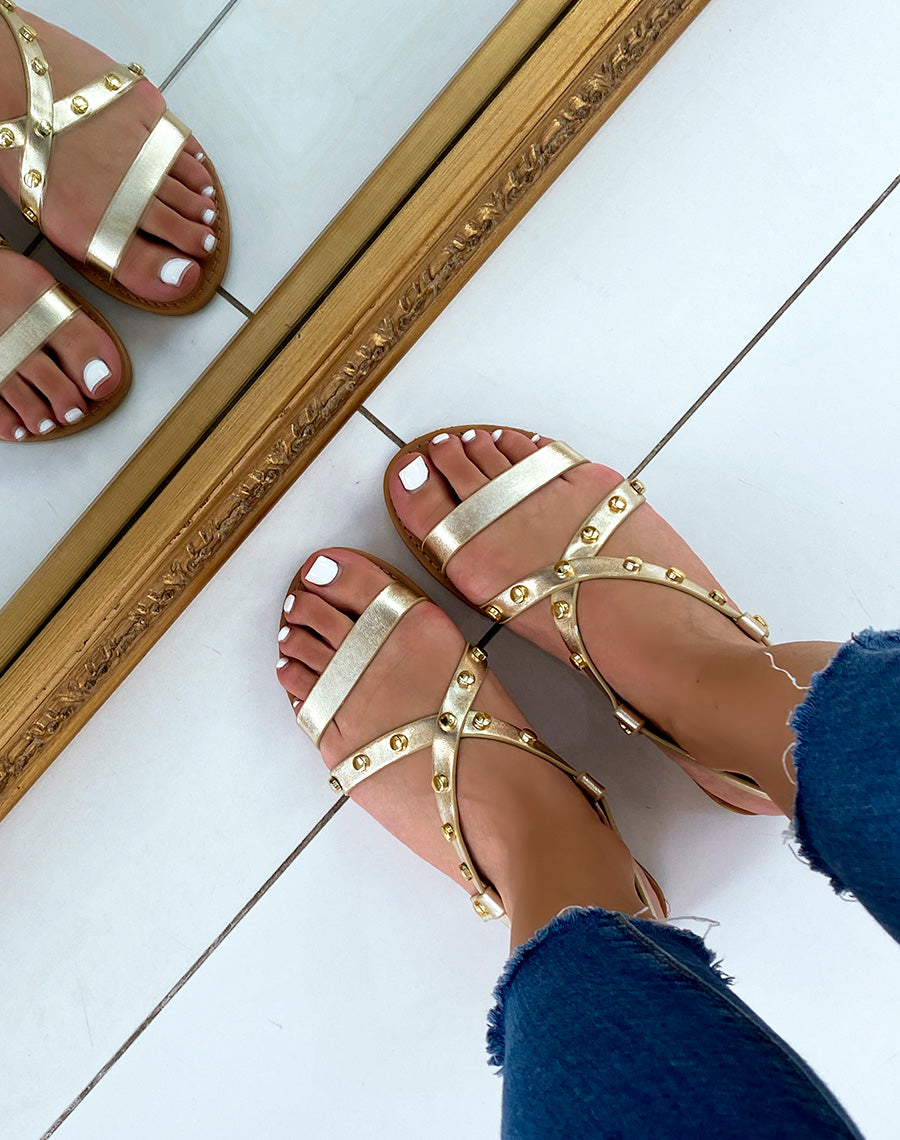 Nu-pieds dorés à multiples brides et détails cloutés