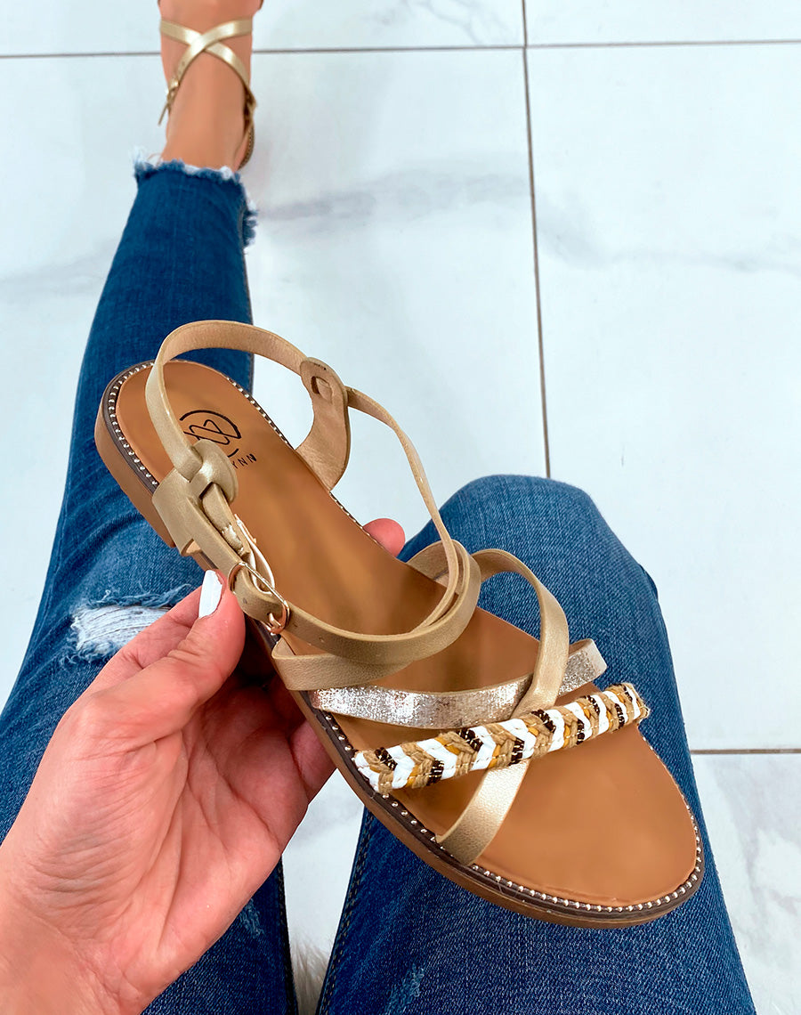 Nu-pieds dorés à multiples brides à motifs