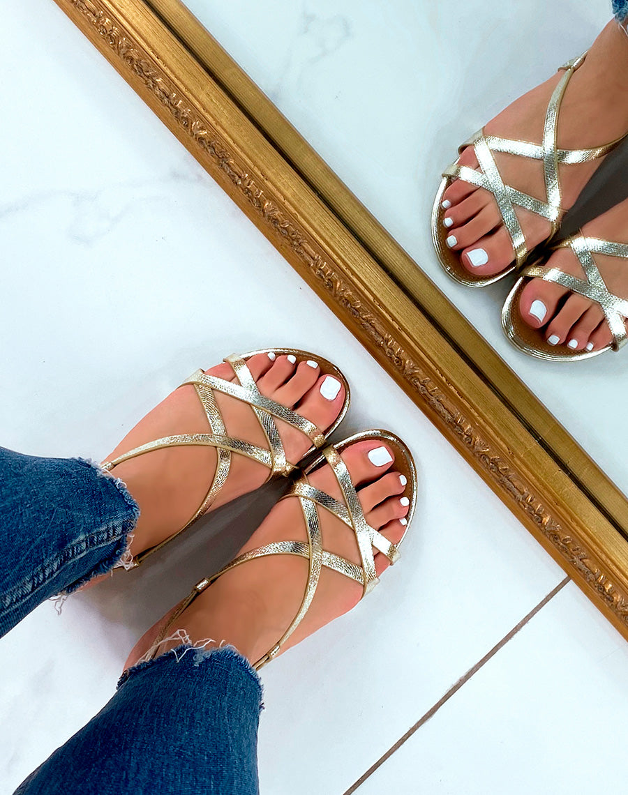 Nu-pieds dorés à multiples brides s’entrecroisant