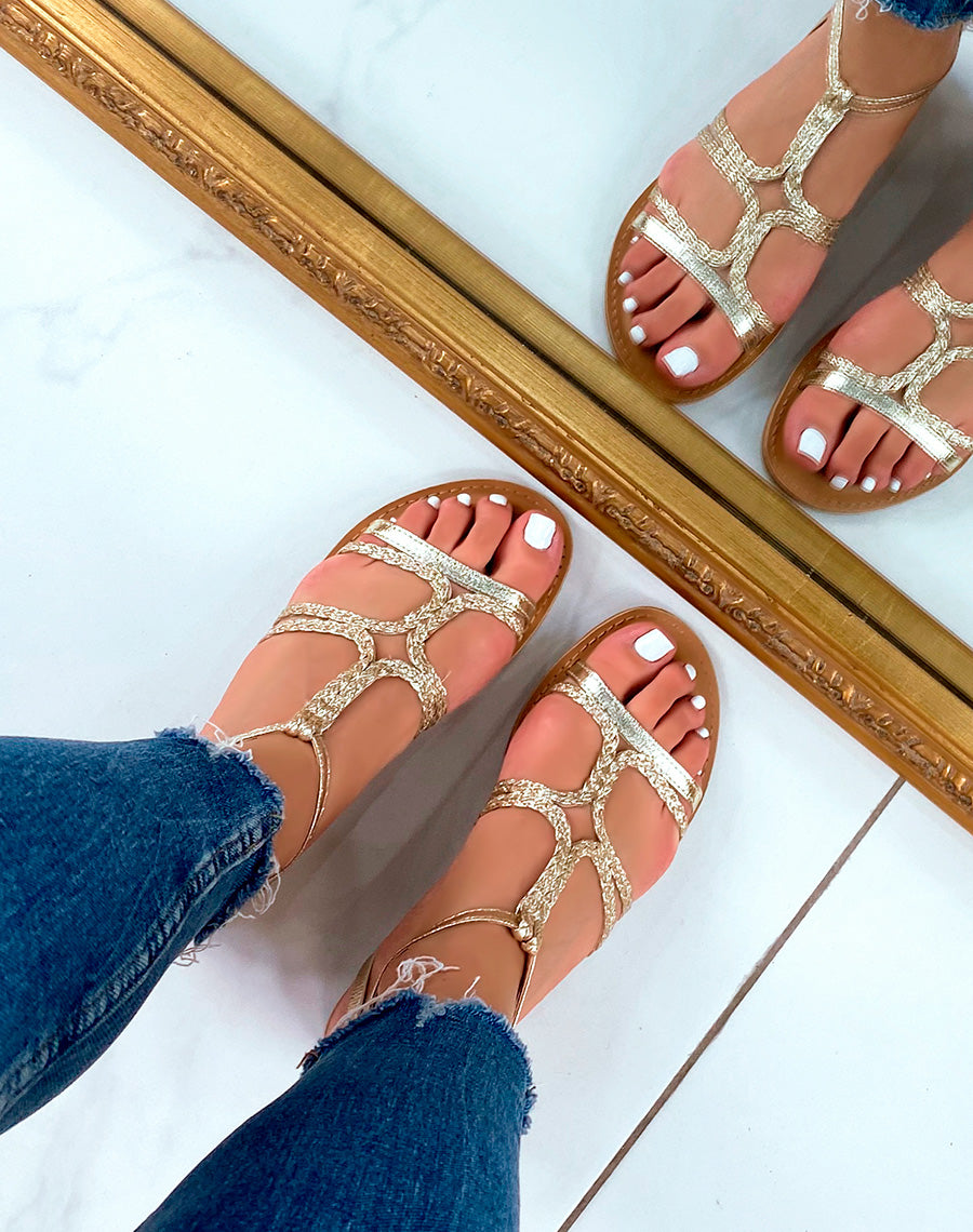 Nu-pieds dorés à multiples brides tressées