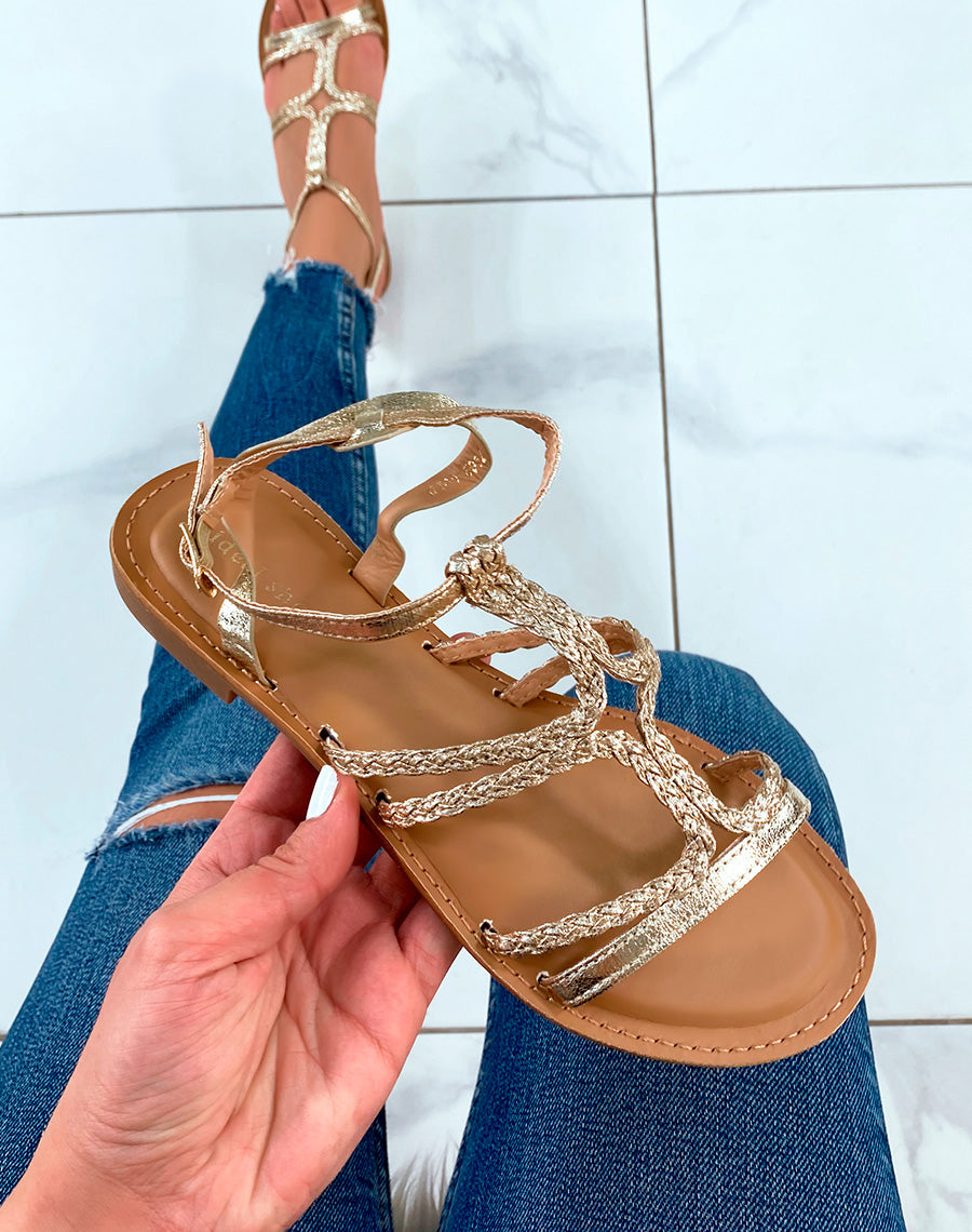 Nu-pieds dorés à multiples brides tressées
