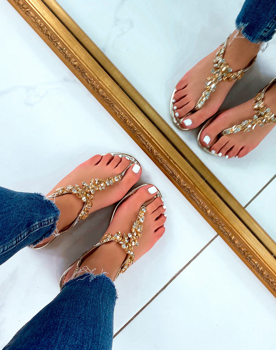 Nu-pieds dorés ornés de bijoux beiges et blanc