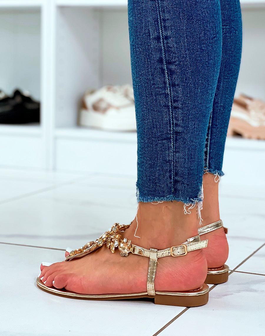 Nu-pieds dorés ornés de bijoux beiges et blanc