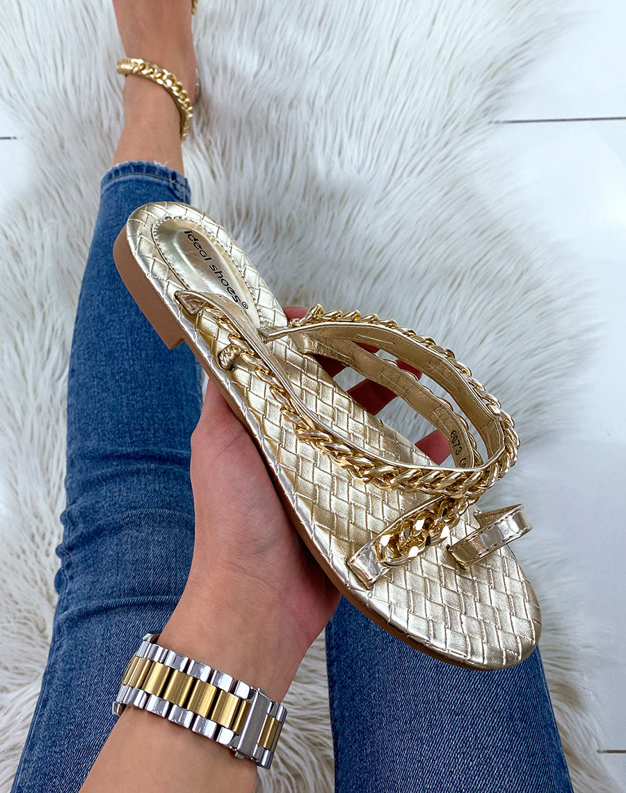 Nu-pieds dorés ornés de chaines