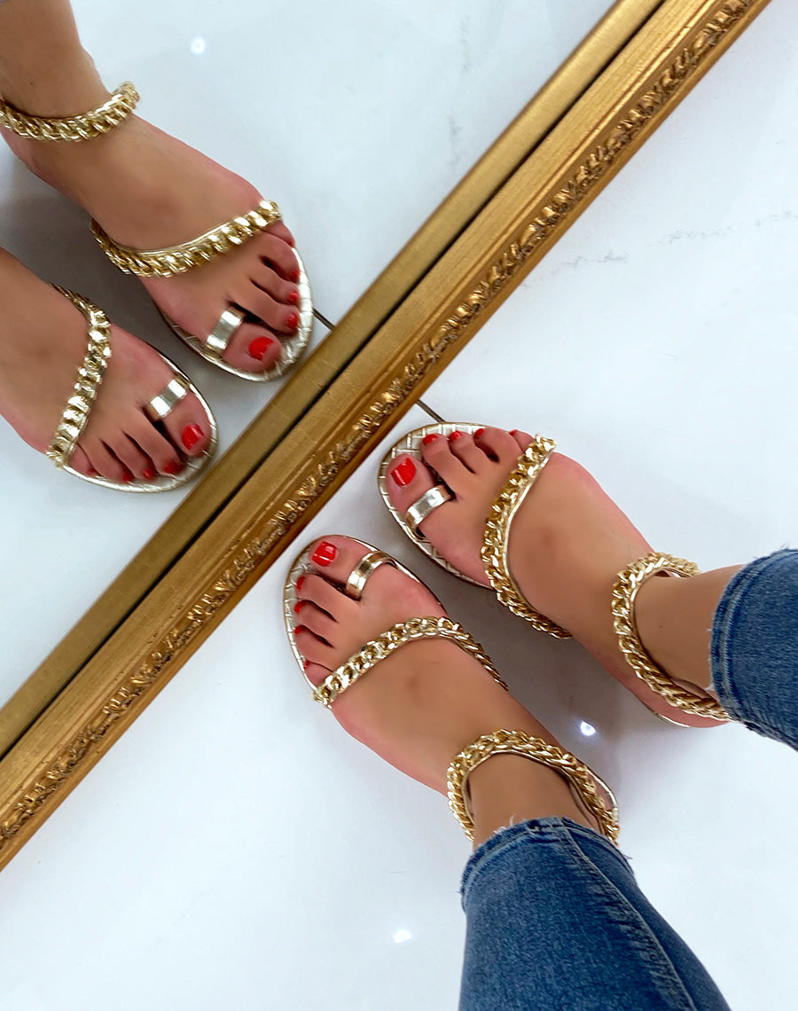 Nu-pieds dorés ornés de chaines