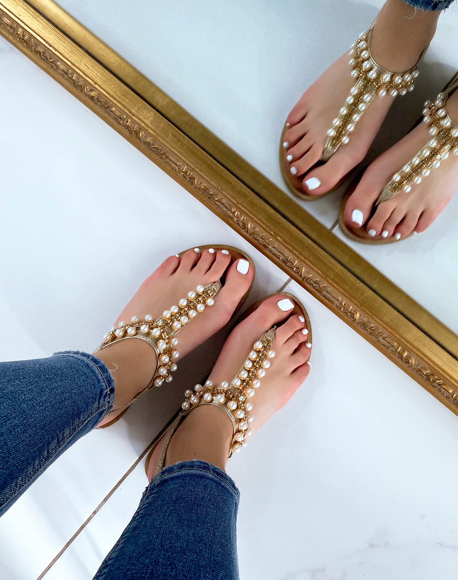 Nu-pieds dorés à perles blanches et strass dorés